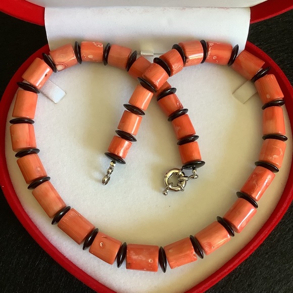 NEW natural coral and black onyx beads necklace.